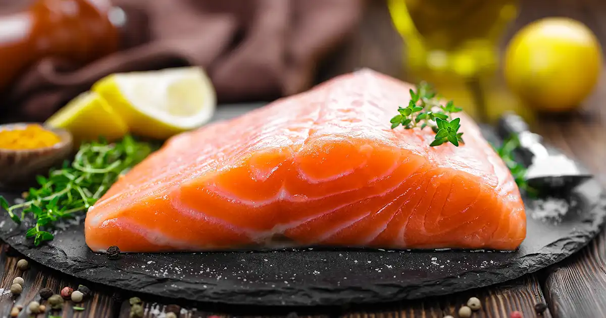 Rå premium laksefilet med jevn snittflate og naturlig fettmarmorering