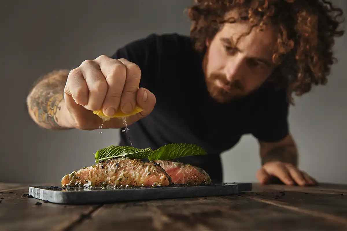 Saftig laksefilet med jevn rosa kjerne og sprø stekeskorpe, tilberedt på restaurantnivå